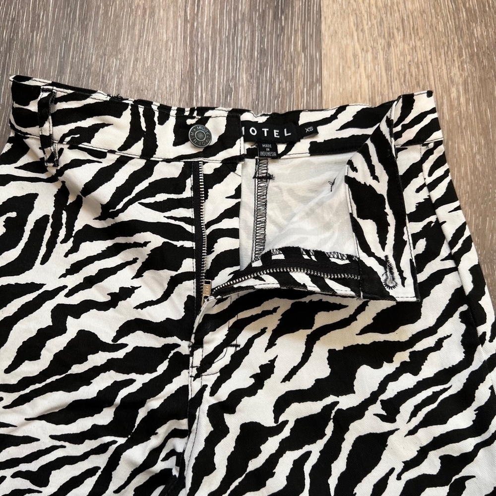 MOTEL ROCKS Woven Trouser in 90s Zebra | XS - Picture 5 of 9